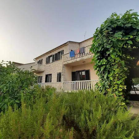 Pansion Drvo 3* Supetar