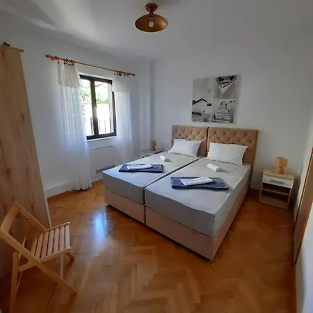 Pansion Drvo 3* Supetar