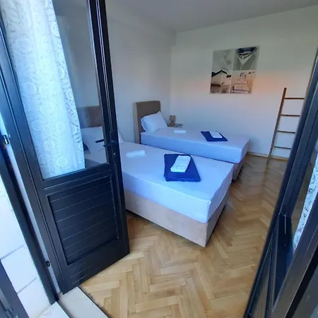 Pansion Drvo Couette-café 3*