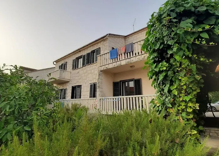 Pansion Drvo 3* Supetar